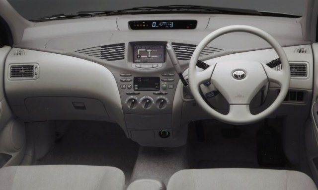 Toyota Prius: Sang Pionir Mobil Hybrid (198659)