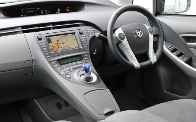 Toyota Prius: Sang Pionir Mobil Hybrid (198666)