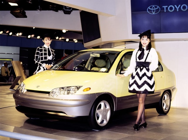 Toyota Prius: Sang Pionir Mobil Hybrid (198656)