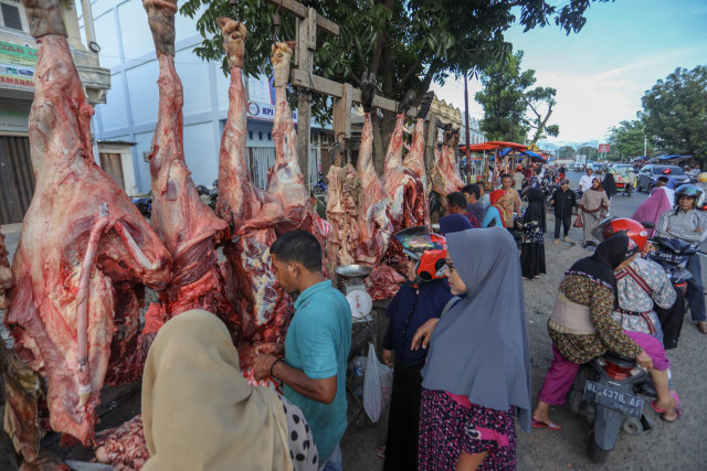 Warga memburu daging saat meugang Ramadan 2019 lalu. Foto: Suparta/acehkini