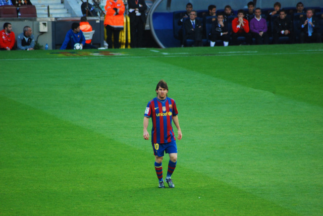 Lionel Messi di dalam salah satu pertandingan di tahun 2010 (Foto oleh Oemar | wikimedia commons CC BY-SA 2.0)