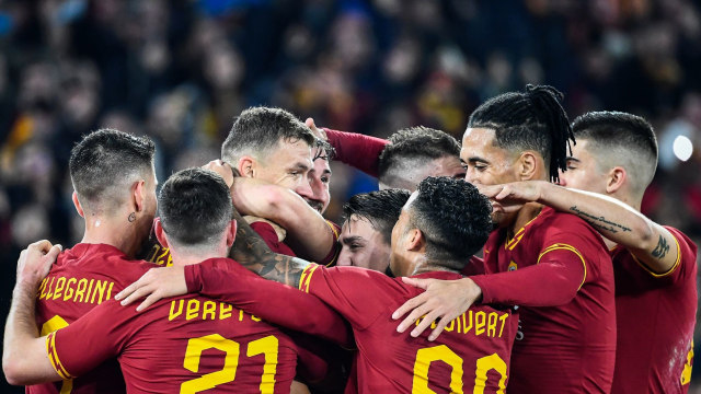 Para pemain AS Roma merayakan gol. Foto: Vincenzo PINTO / AFP