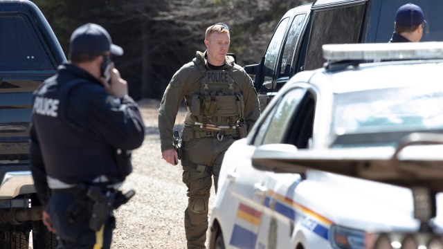 Polisi pada penembakan di Nova Scotia, Kanada, yang menewaskan 13 orang. Foto: Reuters/John Morris