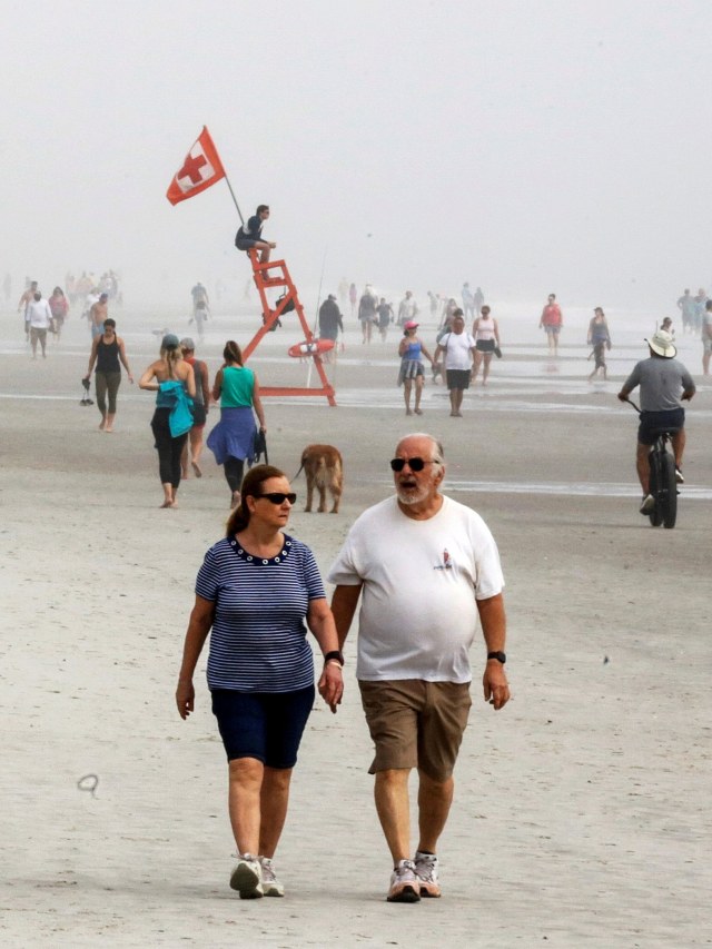 Sejumlah warga beraktivitas di pantai Duval Country yang kembali dibuka di Jacksonville, Florida, Amerika Serikat. Foto: REUTERS/Sam Thomas 