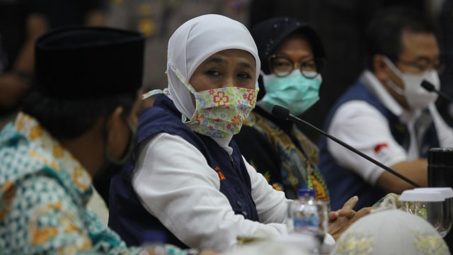 Gubernur Jawa Timur Khofifah Indar Parawansa didampingi Wali Kota Surabaya Tri Rismaharini memberikan keterangan pers di Surabaya (19/4). Foto: ANTARA FOTO/Moch Asim
