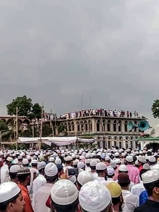 Umat muslim menghadiri doa dan pemakaman seorang ulama di Brahmanbaria, Bangladesh. Foto: AFP?STR