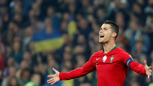 Cristiano Ronaldo mencetak gol ke-700 di sepanjang karier sepak bola profesionalnya. Foto: REUTERS/Valentyn Ogirenko