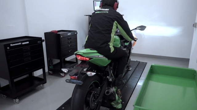 Kawasaki Ninja 250 4-silinder sedang melakukan dyno test. Foto: Youtube/Kawasaki Indonesia 
