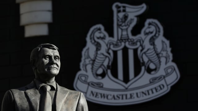 Patung Sir Bobby Robson bersanding dengan logo Newcastle United di St. James' Park. Foto: Reuters/Lee Smith