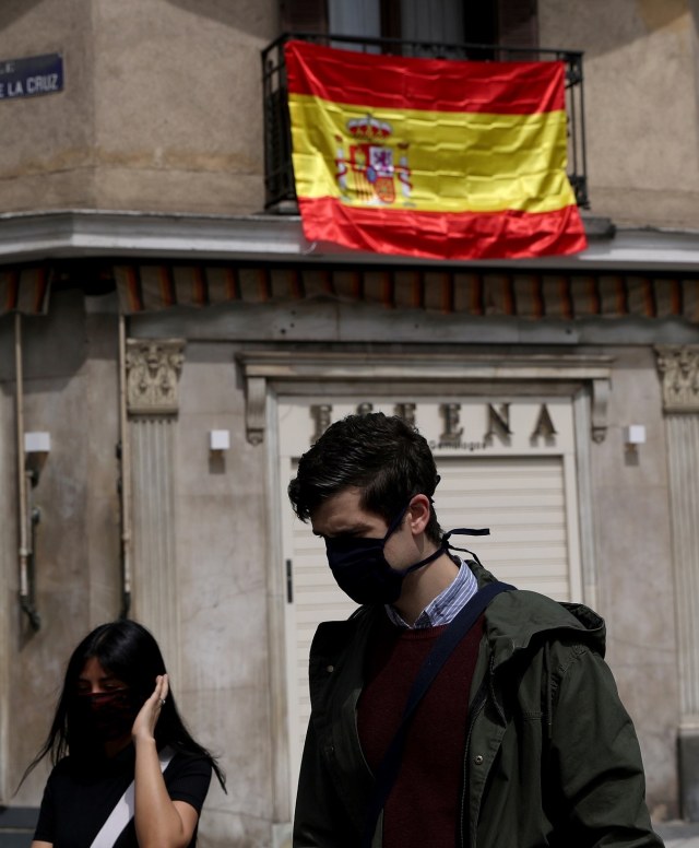 Warga Madrid, Spanyol, di tengah wabah virus corona. Foto: Reuters/Susana Vera