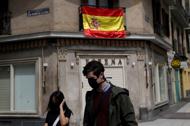 Warga Madrid, Spanyol, di tengah wabah virus corona. Foto: Reuters/Susana Vera
