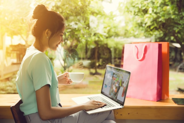 Ilustrasi perempuan berbelanja online. Foto: Shutterstock