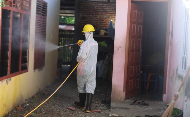 Rumah kontrakan mahasiswa Malaysia di Aceh disemprot disinfektan, setelah terkonfrmasi corona di negaranya. Foto: Suparta/acehkini