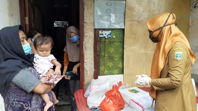 Bantuan untuk keluarga Yuli. Foto: Dok.  Dinas Pemberdayaan Perempuan Perlindungan Anak Kot Serang