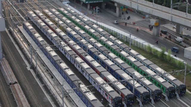 Sejumlah kereta Mass Rapid Transportation (MRT) terparkir di Depo MRT Lebak Bulus, Jakarta, Senin (20/4/2020). Foto: ANTARA FOTO/Reno Esnir