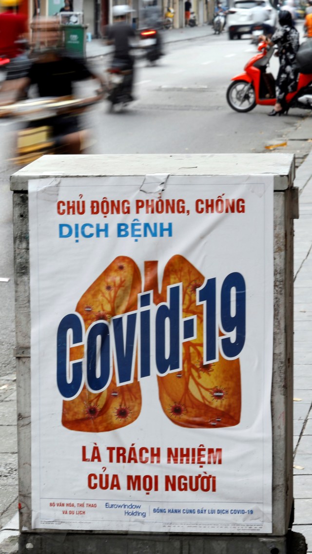 Sejumlah poster soal virus corona terpasang di Kota Hanoi, Vietnam, Senin (20/4). Foto: Reuters/Kham