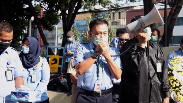 Petugas Ambulans DKI Meninggal di Tengah Corona, Rekan Kerja Beri Penghormatan (808471)