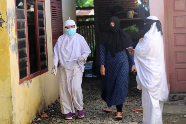 Petugas kesehatan mengecek rumah kontrakan mahasiswa Malaysia di Aceh, setelah mereka dinyataka positif COVID-19. Foto: Suparta/acehkini