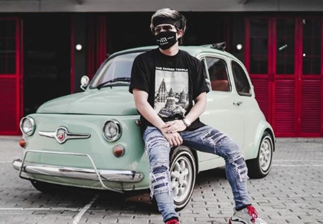 Atta Halilintar yang sedang berpose di depan mobil Fiat 500. Foto: Instagram/ @attahalilintar