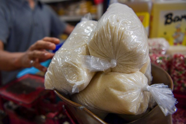 Pedagang menyusun bungkusan gula di Pasar Senen, Jakarta, Selasa (21/4). Foto: ANTARA FOTO/Nova Wahyudi