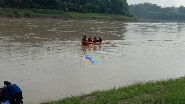 Tim SAR Gabungan BPBD Bojonegoro, saat lakukan pencarian Alwi Kurniawan bin Sulistriyono (2,5) warga Desa Payaman Kecamatan Ngraho Bojonegoro, yang dilaporkan tenggelam di Sungai Benganwan Solo. Senin (20/04/2020)
