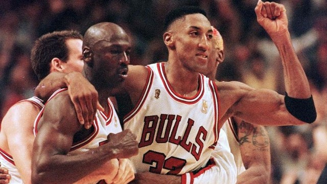 Di mana ada Michael Jordan, di sana ada Scottie Pippen. Foto: VINCENT LAFORET/AFP