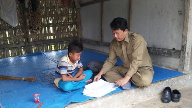 Avan Fathurrahman, guru di Sumenep, Madura, Jawa Timur, yang tetap mengajar ke rumah-rumah siswanya di tengah wabah corona. (Foto: Facebook Avan Fathurrahman)