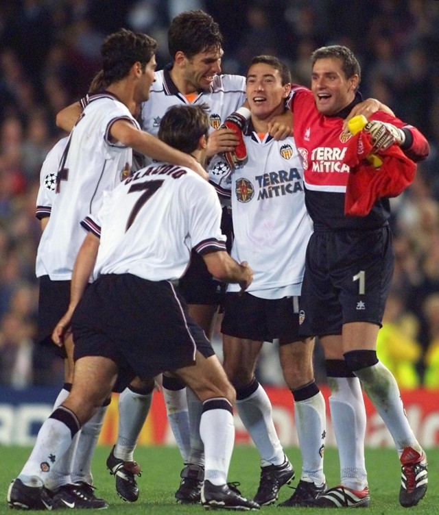 Pemain-pemain Valencia merayakan keberhasilan lolos ke final Liga Champions 2000. Foto: AFP/Christophe Simon