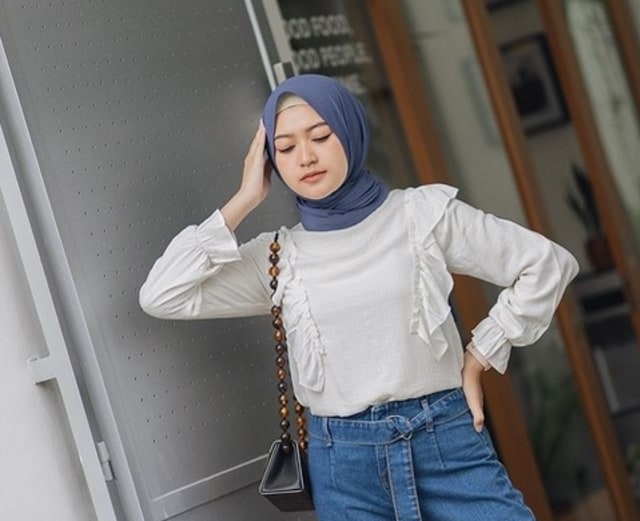 7 Outfit Hijab  dengan Celana  Jeans  ala Selebgram Saritiw 