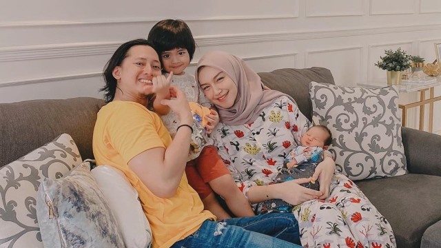 Melody Prima, suami, dan anak-anaknya. Foto: Instagram @melodyprima