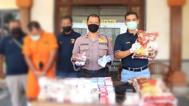 Polisi menunjukkan barng-bukti pencurian - IST