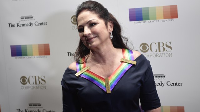 Gloria Estefan Sumbang 500 Paket Makanan untuk Pekerja Medis dan Polisi (741417)