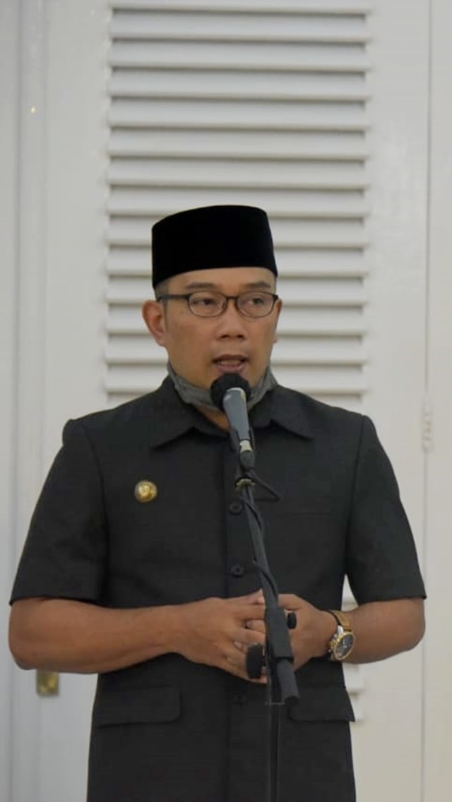 Gubernur Jawa Barat Ridwan Kamil saat meninjau penanganan COVID-19 di kantornya, Selasa (21/4). Foto: Dok. Humas Pemprov Jabar