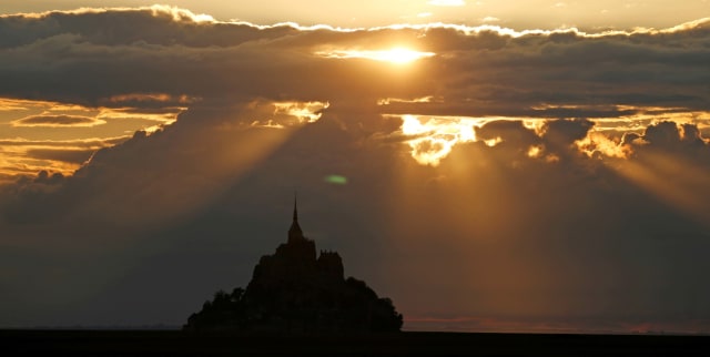 Biasan cahaya matahari sore di atas Biara Mont Saint-Michel di Prancis. Foto: REUTERS/Pascal Rossignol