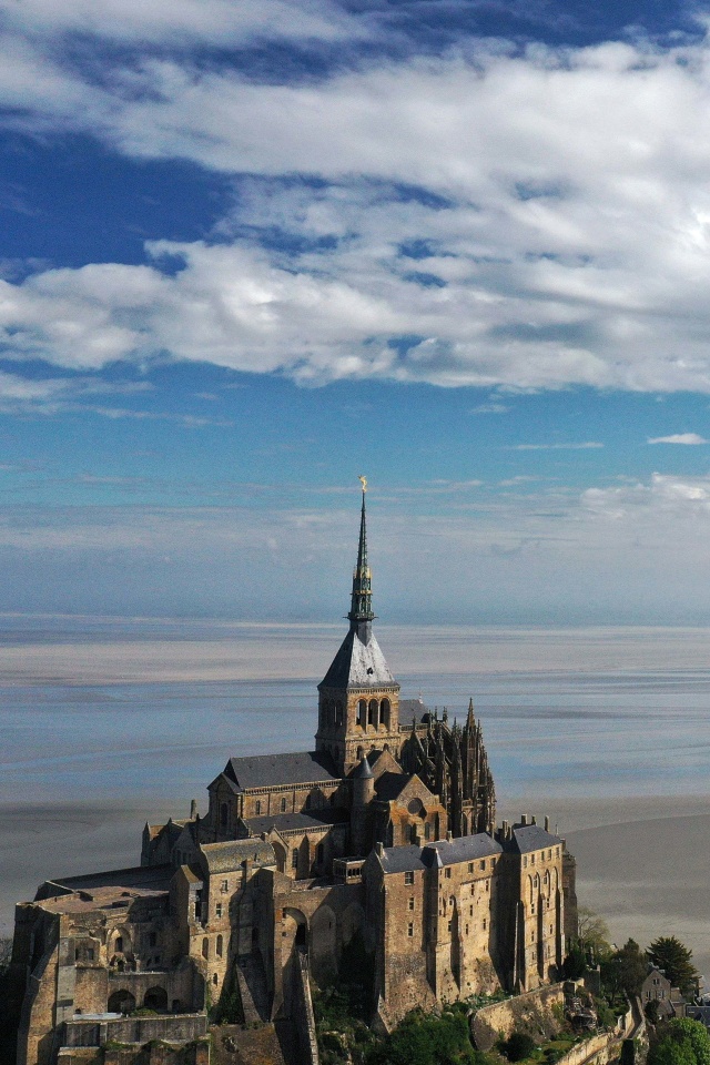 Foto udara Biara Mont Saint-Michel di Prancis. Foto: REUTERS/Pascal Rossignol