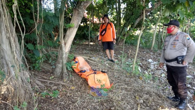 Tim SAR Gabungan BPBD Bojonegoro, saat evakuasi jenazah Alwi Kurniawan bin Sulistriyono (2,5) warga Desa Payaman Kecamatan Ngraho Bojonegoro, yang temukan tenggelam di Sungai Benganwan Solo. Selasa (21/04/2020)