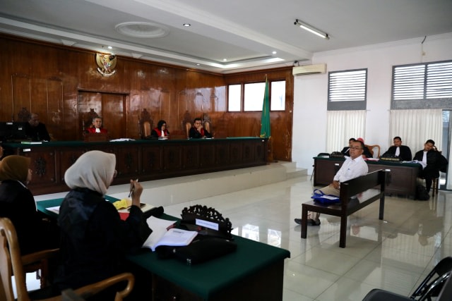 Ilustrasi saat Saiful Mahdi mengikuti sidang di Pengadilan Negeri Banda Aceh pada medio Februari 2020. Foto: Suparta/acehkini