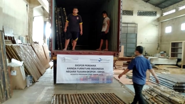 Ekspor perdana furnitur asal Jawa Tengah ke Swiss. Foto: Dok. Lembaga Pembiayaan Ekspor Indonesia