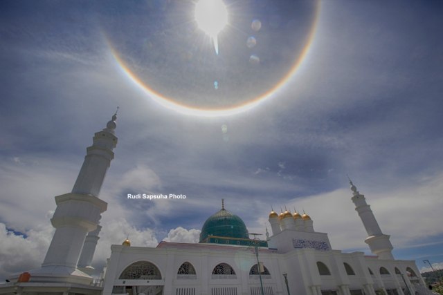 Fenomena optik cincin melingkari matahari di atas Masjid Raya Sanana, Kepulauan Sula, Maluku Utara. Foto: Rudi Sapsuha