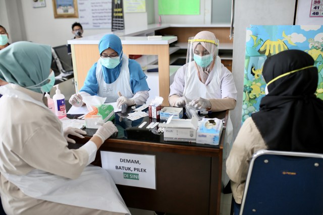 Petugas kesehatan di Aceh melakukan rapid test COVID-19 di Puskesmas Kopelma Darussalam, Banda Aceh, Senin (20/4). Foto: Abdul Hadi/acehkini
