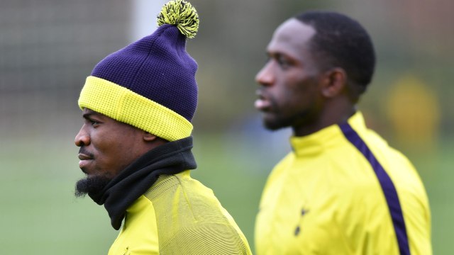 Sissoko dan Aurier saat berlatih jelang laga Tottenham. Foto: OLLY GREENWOOD / AFP