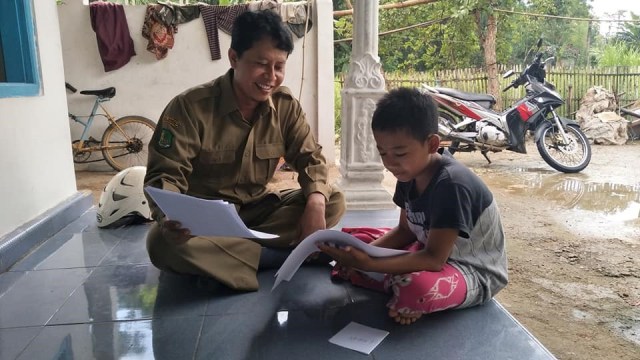 Avan, guru di Sumenep, Jatim, mengajar dari rumah ke rumah. Foto: Facebook/@Avan Fathurrahman