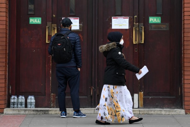 Warga Muslim di London, Inggris, saat wabah virus corona.  Foto: AFP/Aniel Leal Olivas