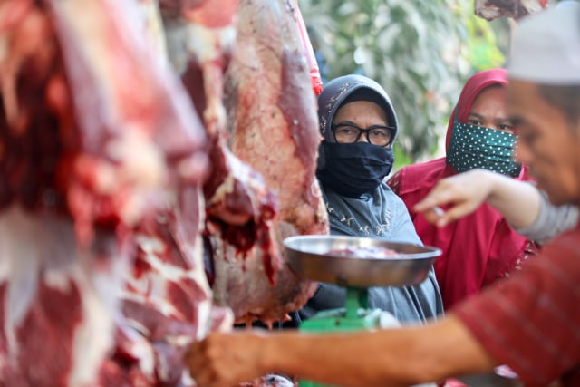 Warga tengah membeli daging Meugang di Pasar Beurawe, Banda Aceh, Rabu (22/4). Foto: Suparta/acehkini