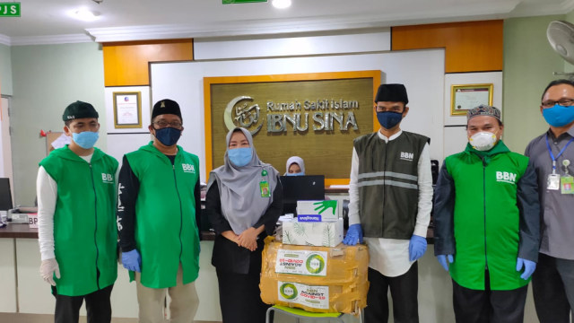 USTAD Abdul Somad menyerahkan Alat Pelindung Diri dan sarung tangan kepada RS Ibnu Sina. Sebanyak 8 rumah sakit di Pekanbaru mendapat bantuan APD dan sarung tangan bantuan UAS. 