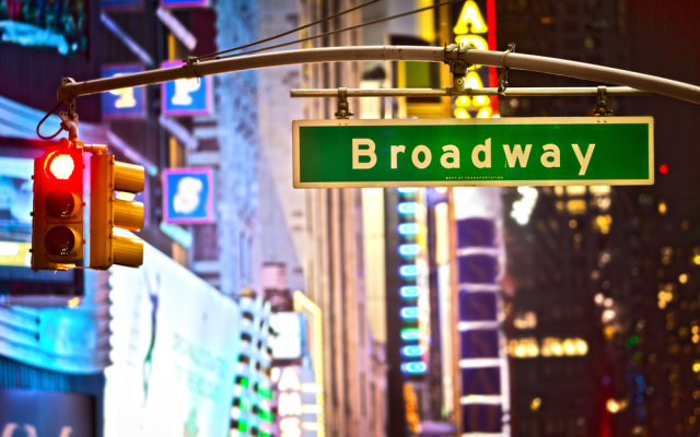 Papan penunjuk jalan Broadway di Time Square Foto: Shutter Stock