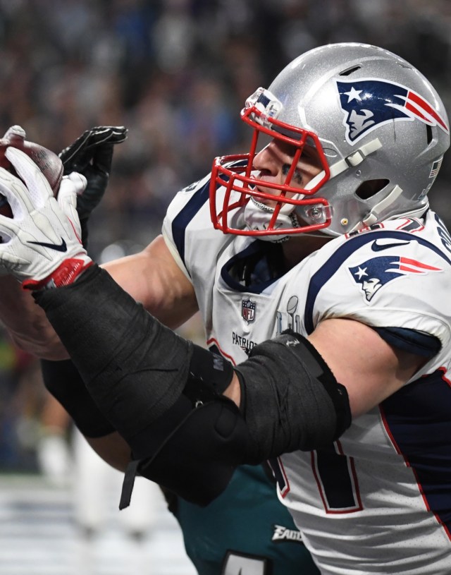 Rob Gronkowski beraksi dalam Super Bowl LII menghadapi Philadelphia Eagles. Foto: AFP/Timothy A. Clary