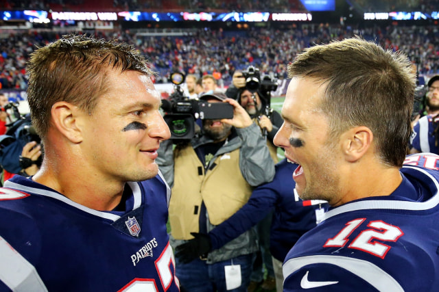Rob Gronkowski merayakan kemenangan New England Patriots atas Kansas City Chiefs bersama Tom Brady. Foto: AFP/Getty Images/Adam Glanzman
