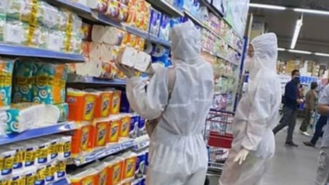 Lagi Viral 2 Warga Pakai APD Belanja di Supermarket  