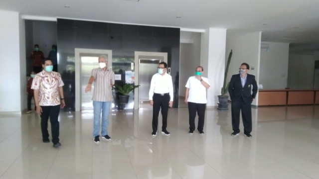 Gubernur Jateng Ganjar Pranowo di RSND Undip Semarang meresmikan Laboratorium tes PCR. Foto:  Afiati Tsalitsati/kumparan